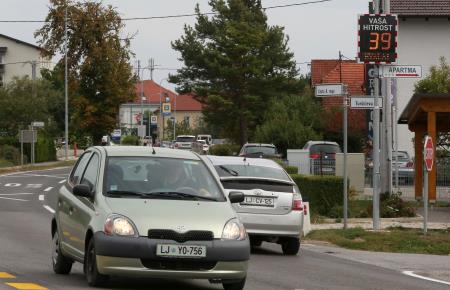 PRIKAZOVALNIK HITROSTI CERKNICA  01 FOTO LJUBO VUKELIČ